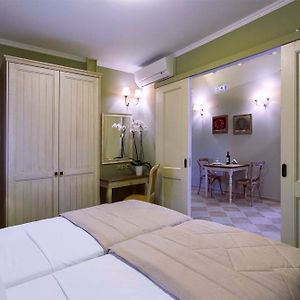 Deluxe Studio